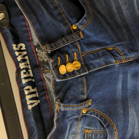 VIP Classically known as "The Butt Lifting 👖's" these are Capris 5/6 Dark Wash - Picture 2 of 5